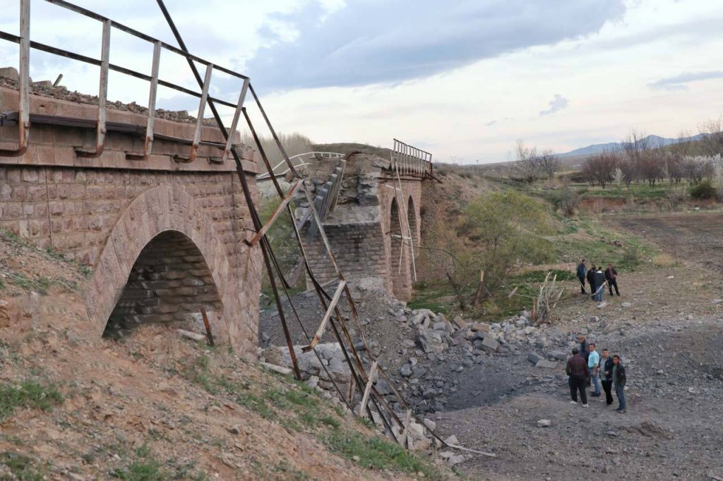 حمله هوایی به پل راه آهن در نزدیکی روستای امین آباد زنجان